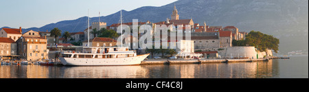 Une vue panoramique de la vieille ville de Korcula à partir de l'autre côté du port Banque D'Images