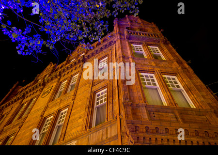 La Co-Operative Bank, Bradford Road Sunbridge, photographiés de nuit. Construit en 1985 en brique rouge et en terre cuite. Banque D'Images