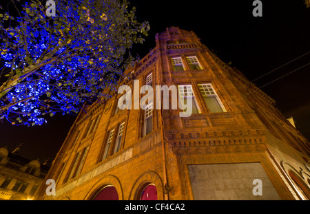 La Co-Operative Bank, Bradford Road Sunbridge, photographiés de nuit. Construit en 1985 en brique rouge et en terre cuite. Banque D'Images