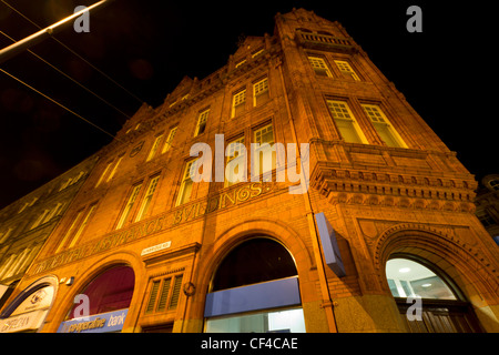 La Co-Operative Bank, Bradford Road Sunbridge, photographiés de nuit. Construit en 1985 en brique rouge et en terre cuite. Banque D'Images