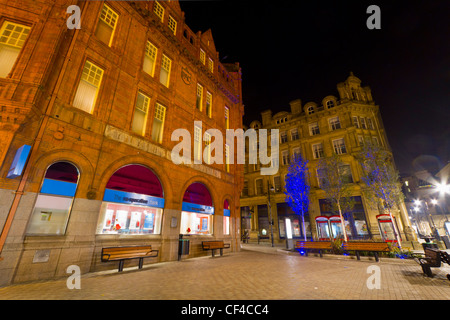 La Co-Operative Bank, Bradford Road Sunbridge, photographiés de nuit. Construit en 1985 en brique rouge et en terre cuite. Banque D'Images