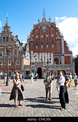 Les gens d'une visite guidée de Riga à l'extérieur de l'église St Pierre. Banque D'Images