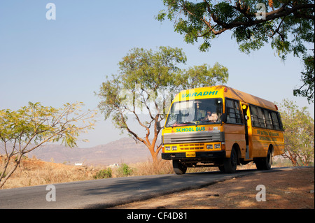 Indian school bus jaune voyageant dans la campagne. L'Andhra Pradesh, Inde Banque D'Images