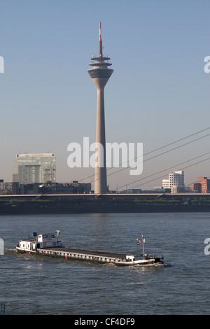 Péniche sur le Rhin à Düsseldorf, Allemagne Banque D'Images