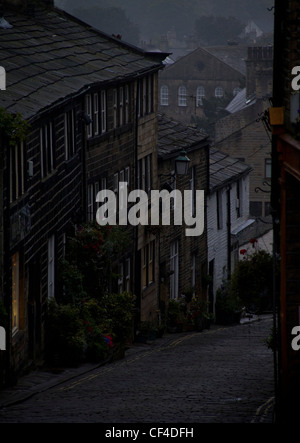 Haworth High Street, dans le matin, la moitié de la lumière. Banque D'Images