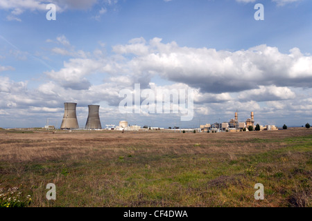 Centrale nucléaire désaffectée de Sacramento, Californie montrant des vignes dans les champs entourant les tours de refroidissement. Banque D'Images