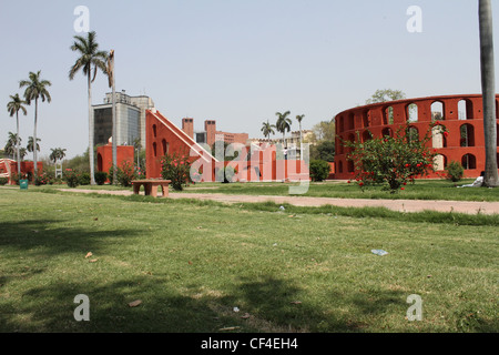 Jantar Mantar Delhi. se compose de 13 instruments d'astronomie d'architecture Banque D'Images