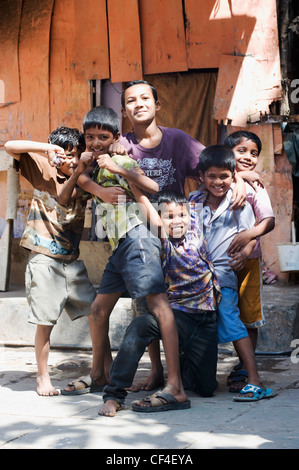 Les enfants posant pour l'appareil photo - Annawadi, Mumbai Banque D'Images