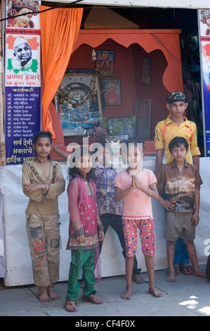 Les enfants posant pour l'appareil photo - Annawadi, Mumbai Banque D'Images