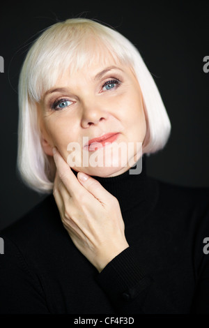 Jolie senior woman looking at camera avec un agréable sourire Banque D'Images