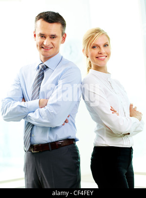 Deux personnes debout dos à dos and smiling at camera Banque D'Images