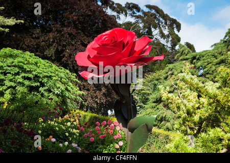 Sculpture Rose dans les jardins botaniques de Christchurch, Nouvelle-Zélande, avec des dahlias en arrière-plan. Banque D'Images