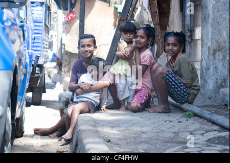 Les enfants posant pour l'appareil photo - Annawadi, Mumbai Banque D'Images