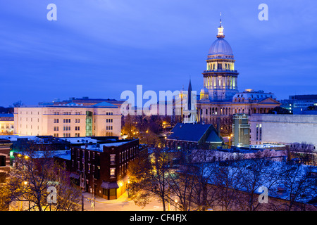 Le bâtiment de la capitale de l'Etat de l'Illinois plane sur le centre-ville de Springfield, IL EST par une froide soirée d'hiver. Banque D'Images