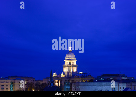 Le bâtiment de la capitale de l'Etat de l'Illinois dome s'allume contre un ciel bleu crépuscule à Springfield, IL. Banque D'Images