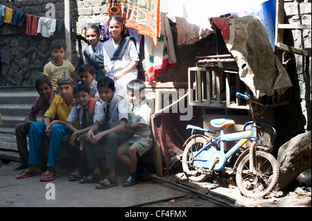 Groupe d'enfants posant pour la caméra - Annawadi, Mumbai Banque D'Images
