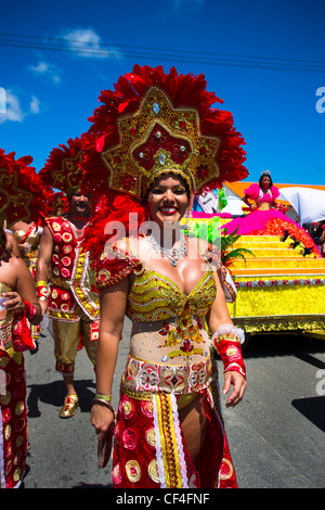 Grand Parade à Aruba pour célébrer le festival Carnaval 58 Banque D'Images