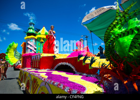 Grand Parade à Aruba pour célébrer le festival Carnaval 58 Banque D'Images