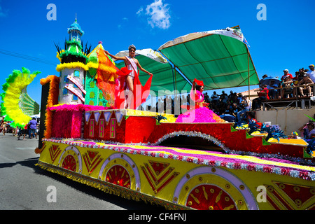 Grand Parade à Aruba pour célébrer le festival Carnaval 58 Banque D'Images