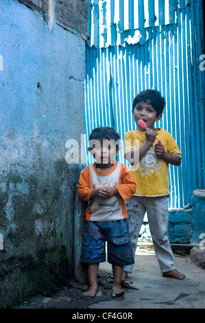 Les jeunes enfants (garçons) qui pose pour la caméra - Annawadi, Mumbai, Inde Banque D'Images