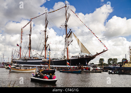 Sail Amsterdam 2010 - Amsterdam, Pays-Bas - le 19 août 2010 : Sail 2010 événement commence par le défilé de Sail-spectaculair. Banque D'Images