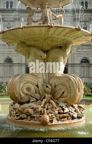 Fontaine de style classique dans le parc du Palais royal des expositions, Melbourne, Victoria, Australie. Banque D'Images