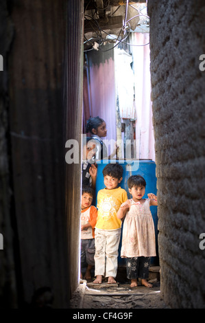 Les enfants posant pour l'appareil photo - Annawadi, Mumbai Banque D'Images