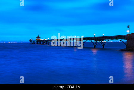 Clevedon pier dans l'estuaire de la Severn Juste avant l'aube. Banque D'Images