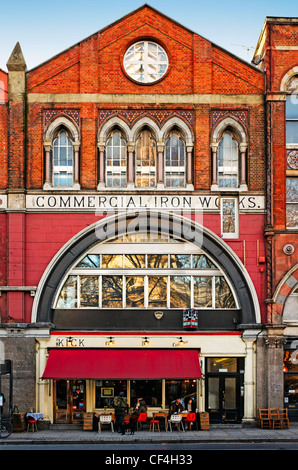 Bar et Café Kick Coup de pied dans l'ancien bâtiment commercial Iron Works à Shoreditch High Street. Banque D'Images