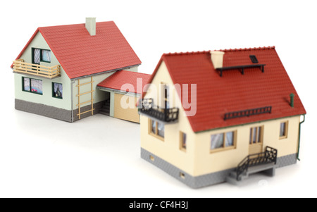 Modèles de deux maisons avec garage pour voiture sur fond blanc. Se concentrer sur la chambre. Banque D'Images