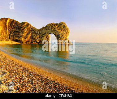 Durdle Door, un calcaire naturel de Lulworth Cove, près de passage de la partie de la côte jurassique de l'UNESCO. Banque D'Images