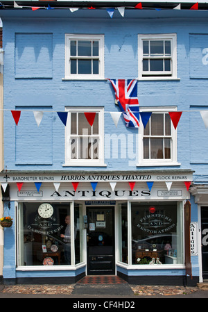 Bunting sur l'avant de la boutique Antiquités Harris Thaxted en ville rue. Banque D'Images