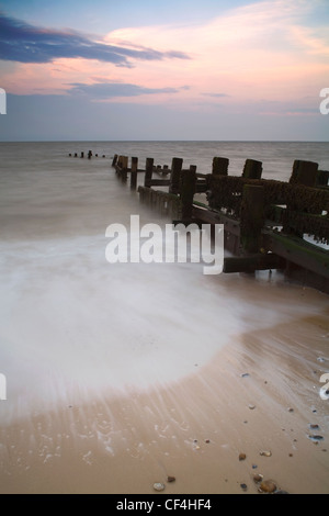 Brise-lames de bois sur la plage. Banque D'Images