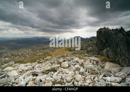 Vue depuis le sommet de Glyder Fawr. À environ 3,277ft c'est le plus haut sommet de la gamme Glyder compact. Banque D'Images