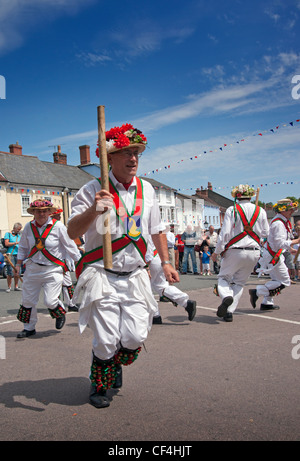 Morris Dancing le centenaire Morris Dancing Festival à Thaxted. 2011 est le centenaire de la fondation en décembre 1911 de th Banque D'Images