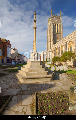 Une vue vers l'église de Cromer et War Memorial. Banque D'Images