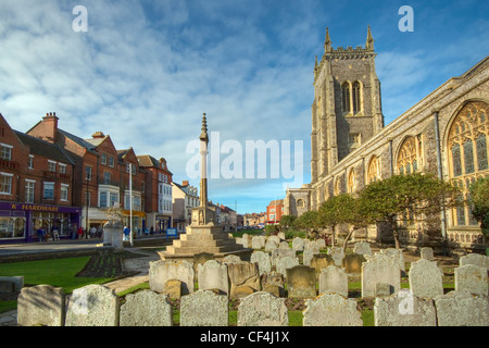 Une vue vers l'église de Cromer et War Memorial. Banque D'Images