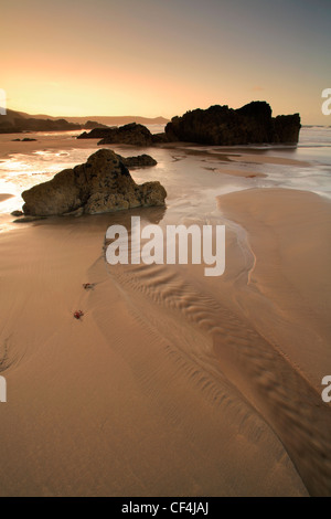 Au lever du soleil, de Whitsand Bay une grande baie qui s'exécute à partir de la rame Head à Portwrinkle à Cornwall. Banque D'Images