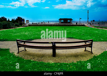 À la recherche sur un banc vers la mer à Hove. Banque D'Images