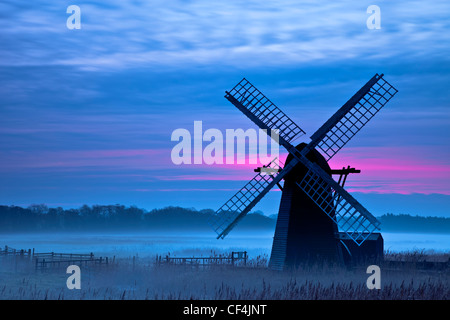 Herringfleet smock mill dans la brume sur un matin d'hiver. Banque D'Images