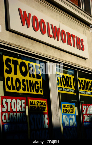 Fermeture du magasin de signes dans les fenêtres de Woolworths à Hove. Banque D'Images