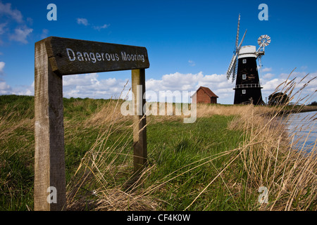 Mouillage dangereux en regard de l'usine de drainage bras Berney à Norfolk. Banque D'Images