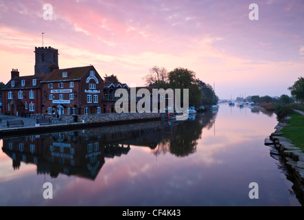 L'aube sur le vieux grenier, le Riverside Restaurant et bar au bord de la rivière Frome à Wareham Quay. Banque D'Images