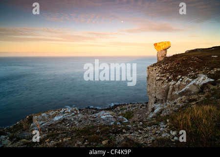 Monolithe en pierre de calcaire sur la falaise à St Alban's Head (Tête) Aldhelms St sur la côte jurassique du Dorset. Banque D'Images