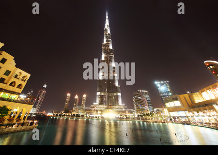 Gratte-ciel Burj Dubaï et la fontaine la nuit vue générale, Dubaï, Émirats Arabes Unis Banque D'Images