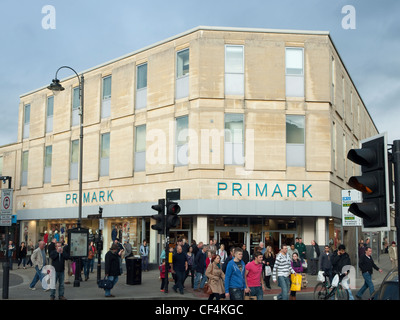 La foule d'acheteurs à l'extérieur du magasin Primark, Cheltenham où North Street traverse la rue piétonne. Banque D'Images