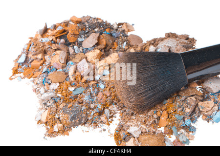 Ombres à paupières mixte avec brosse isolé sur fond blanc Banque D'Images