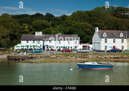 L'auberge de bateau sur le quai à quai rouge Bay sur l'île d'Anglesey au Pays de Galles. Banque D'Images