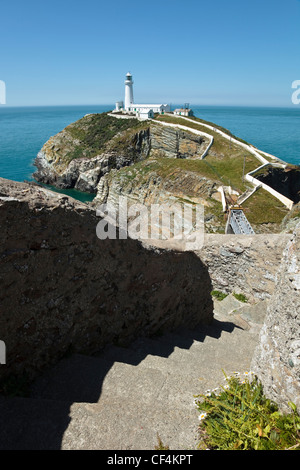 Marches de pierre vers le bas pour le pont suspendu qui relie phare de South Stack au continent de l'île d'Anglesey. Banque D'Images