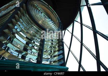 Les réflecteurs et la lampe en haut de phare de South Stack. Banque D'Images